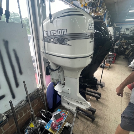2001 Johnson OceanPro 225HP Outboard Motor