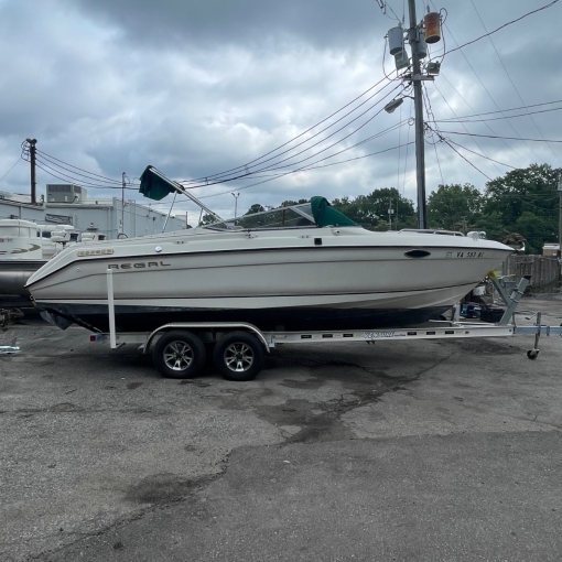 1999 Regal Ventura 6.8 22'7" Cuddy Cabin